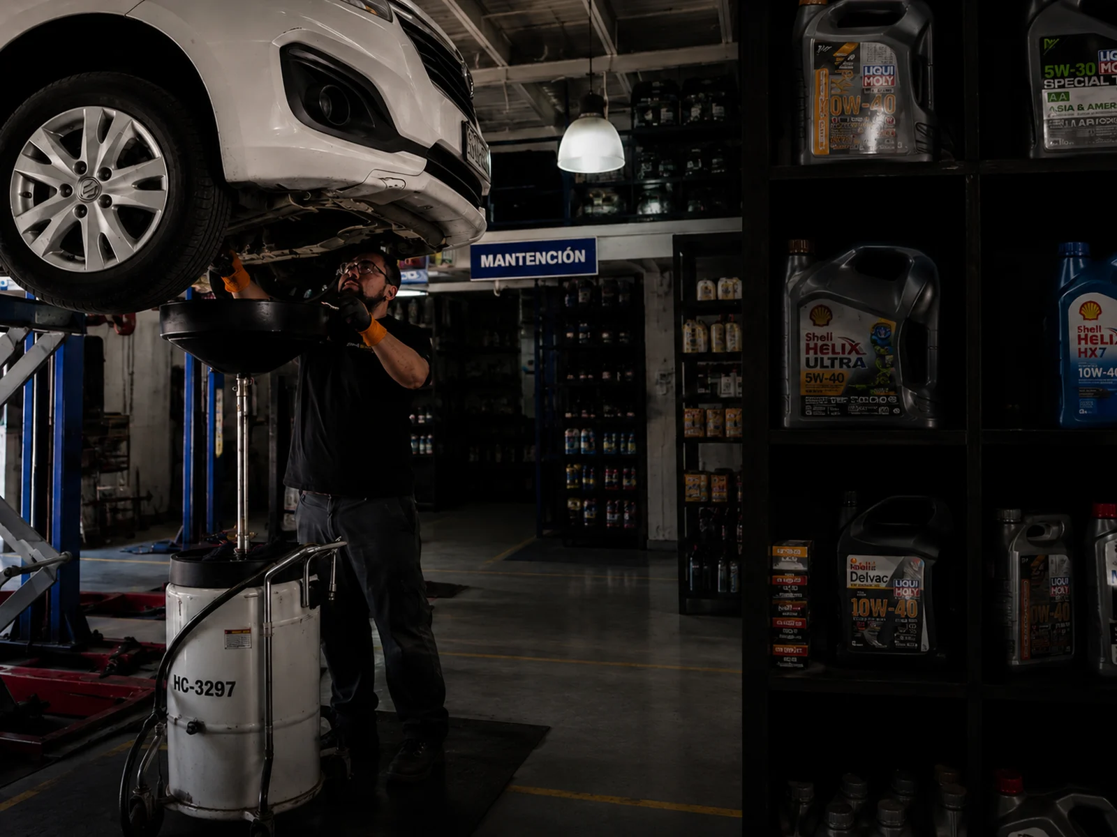 Técnico realizando un cambio de aceite en Autoimpacto Service, Concepción